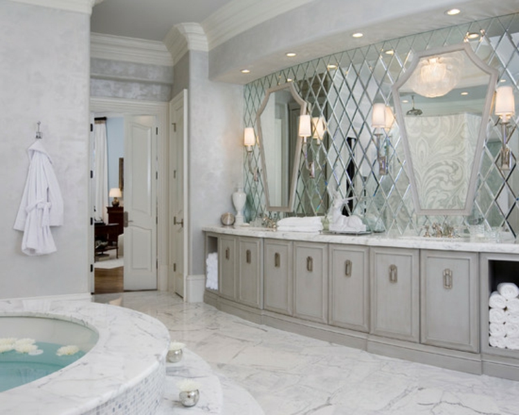 spiegel-wand-edel-schick-modern-neu-badezimmer-in-weiß-besondere-formen-stylisch