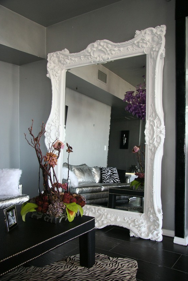 barockspiegel - großes eckiges modell in weiß - dekorative zweige auf dem tisch daneben