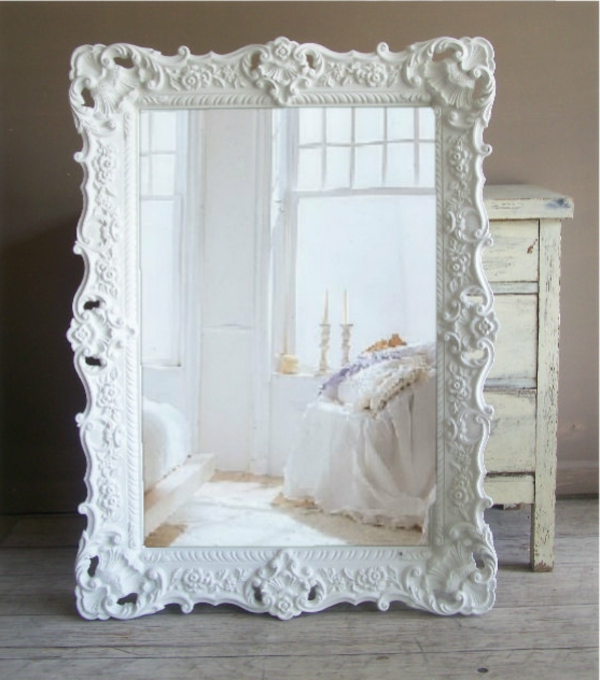 barockspiegel - mit weißem rahmen im hellen schlafzimmer