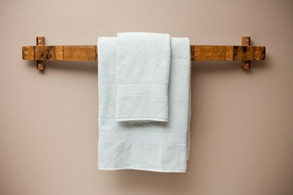 simple-wooden-bathroom-towel-racks-free-standing-bathroom-design-small-space-720x480
