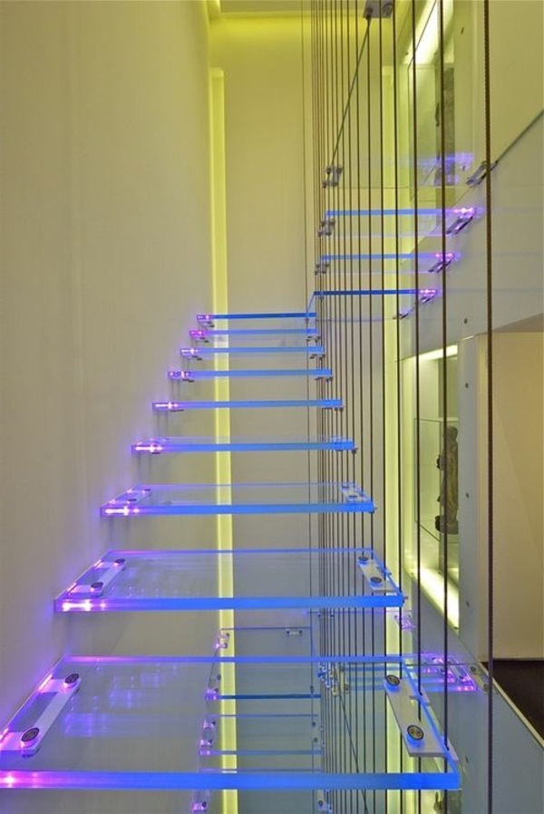 extravagante-schicke-treppen-beleuchtung-in-hellen-farben