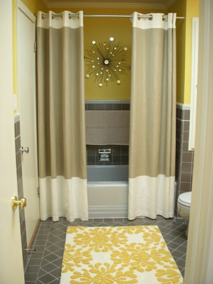 Badezimmer-Dusche-Badewanne-Gardinen-beige-golden-Wand-Dekoration-Teppich-gelbe-Wände
