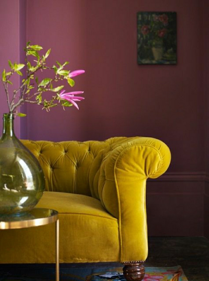 Chesterfield-Sofa-Ocker-Farbe-Vase