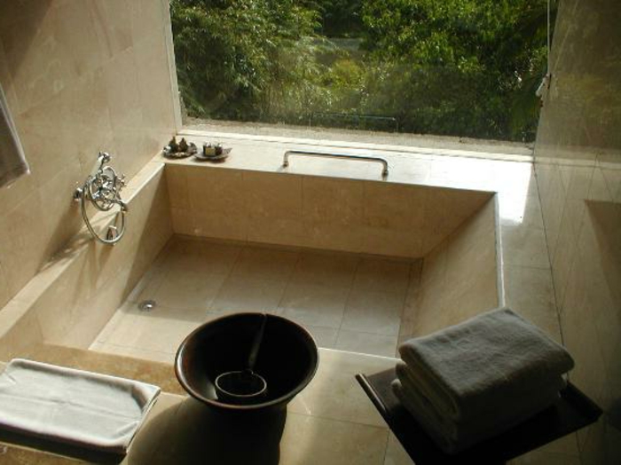 eingelassene-badewanne-auf-der-terrasse