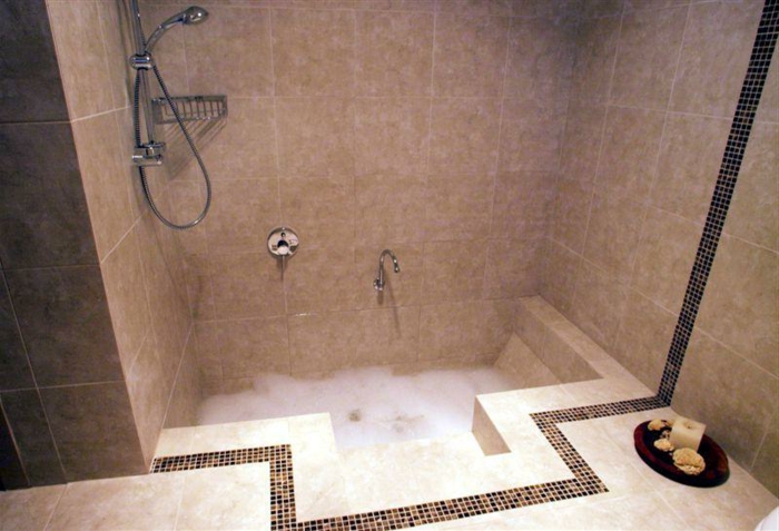eingelassene-badewanne-einfaches-schönes-design