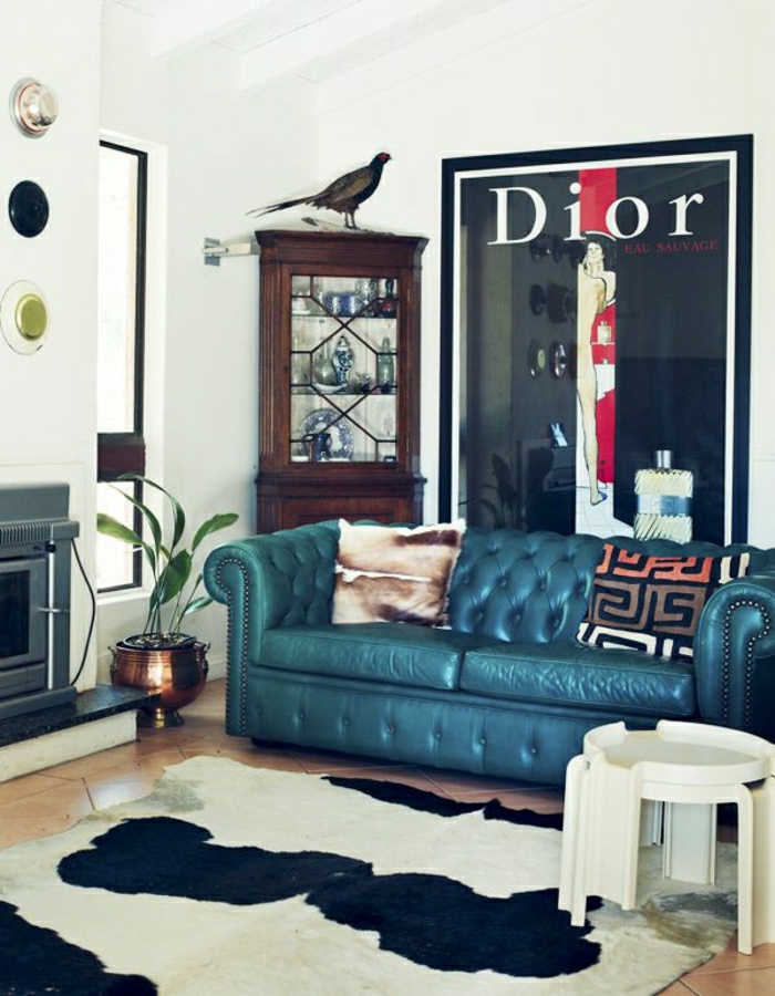 modernes-Interieur-Eklektik-Kamin-Vintage-Dior-Poster-Meeresfarbe-Chesterfield