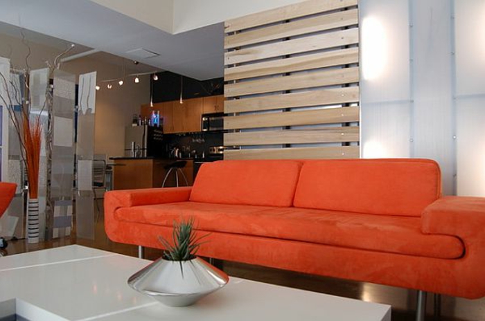 raumtrenner-aus-holz-modernes-orange-sofa