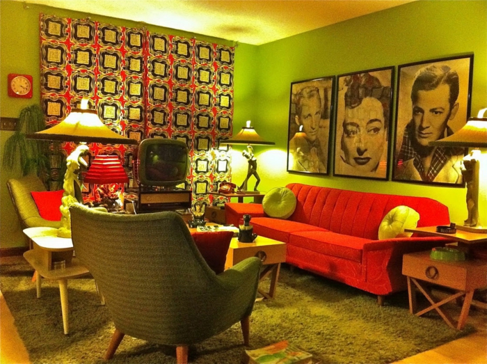 retro-wohnzimmer-rotes-sofa-und-kreative-wandgestaltung - deko vintage