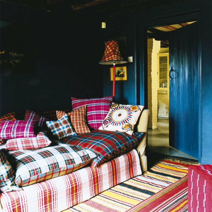 retro-wohnzimmer-sofa-mit-dekokissen - vintage wohnen