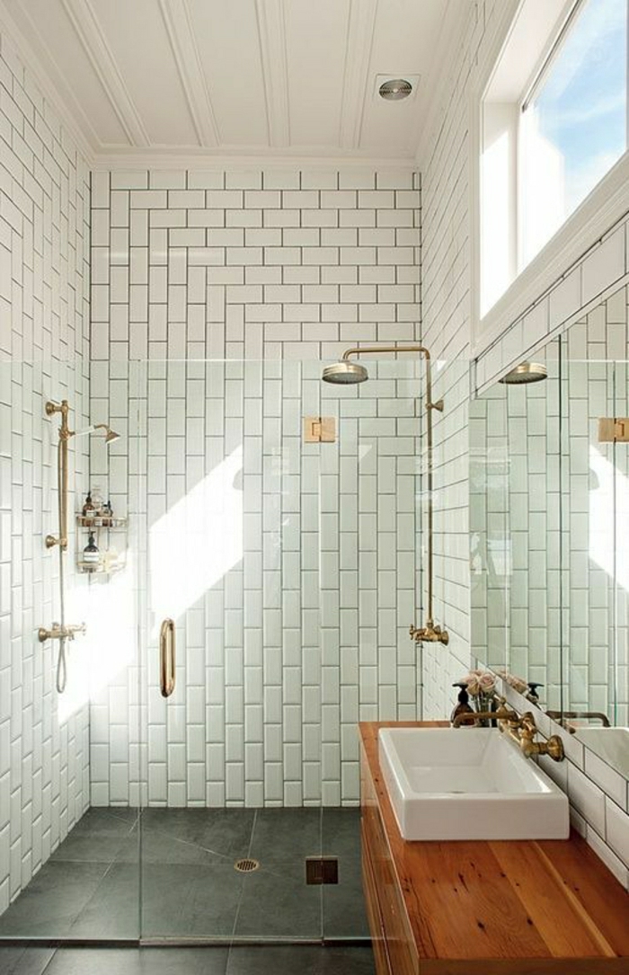 Badezimmer-Ziegelwände-weiß-Waschbecken-hölzerne-Tischplatte-Duschabtrennung-Glas