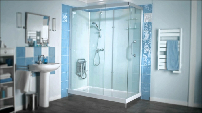 Badezimmer-weiße-blaue-Fliesen-Duschkabine-Glas-Spiegel-Waschbecken