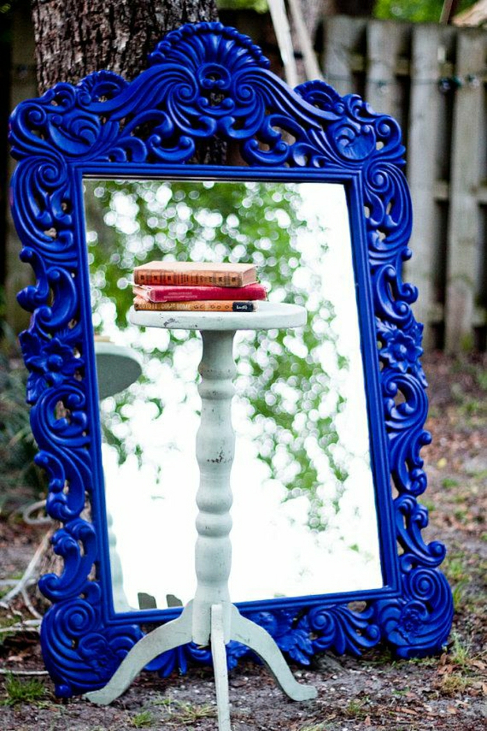 Spiegel-kobaltblauer-vintage-Rahmen-Ornamente-Tisch-Bücher-Natur-Baum