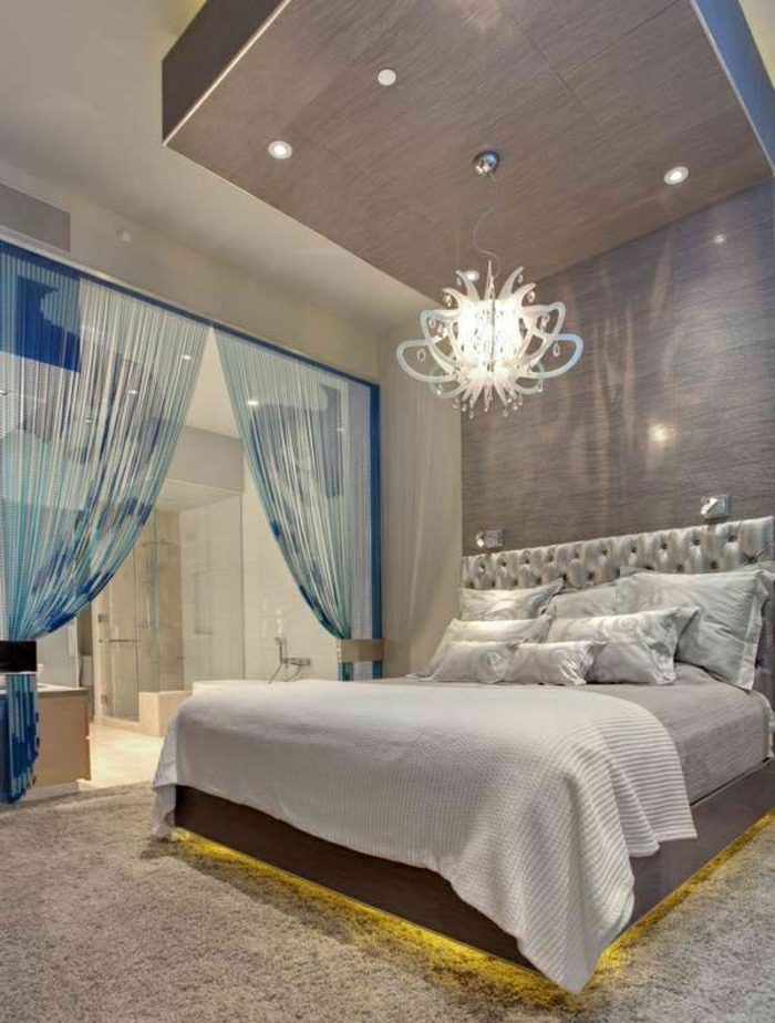 Luxus-Wohnung-leuchtendes-Bett-blaue-Gardinen-Oktopode-Kronleuchter