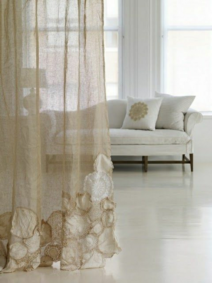 Wohnzimmer-Gestaltung-Pastellfarben-Sofa-Kissen-Vorhang-durchsichtig-beige-Dekoration