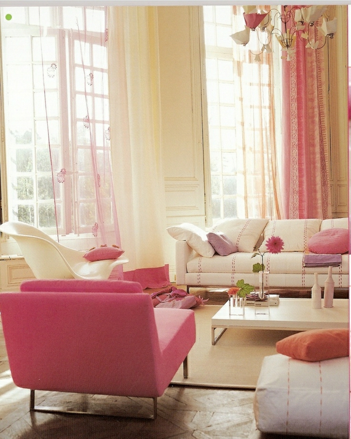Wohnzimmer-beige-rosa-Sofas-Sessel-Hocker-Punktlinien-Gardinen-rosa-durchsichtig