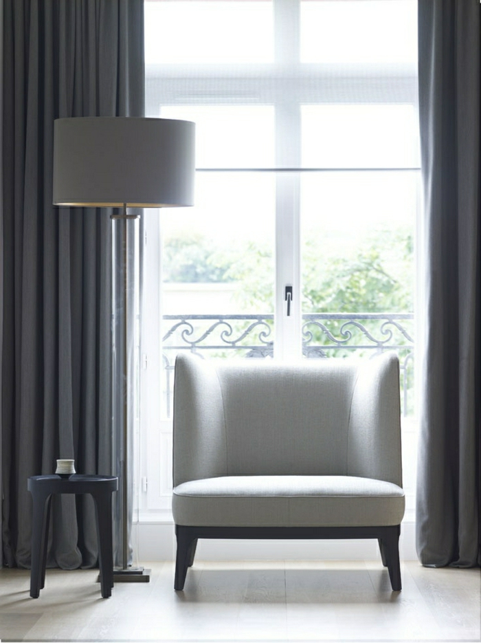 elegantes-minimalistisches-Design-grau-Grafit-Farbe-Stehlampe-kleiner-Tisch-Sessel-Balkon-Vorhänge