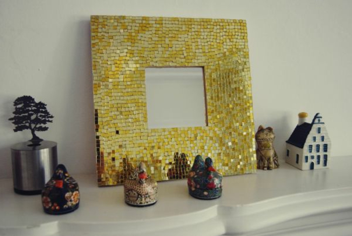mosaik-spiegel-gelber-rahmen