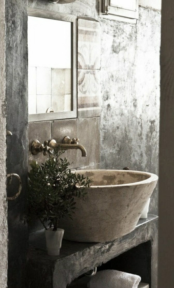 rustikales-Badezimmer-Waschbecken-Stein-Pflanze-Handtuch