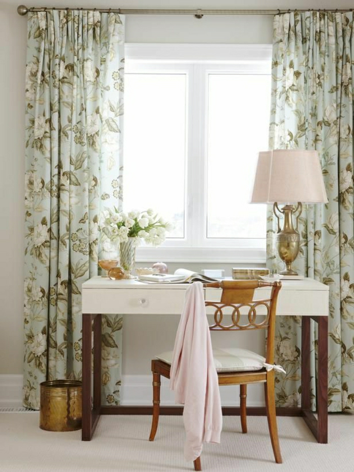 vintage-Design-Gardinen-Blumen-Muster-Schreibtisch-retro-Stuhl-weiße-Tulpen-rosa-antike-Lampe