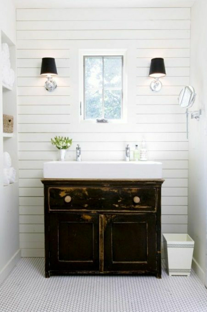 weißes-Badezimmer-rustikaler-hölzerner-Unterschrank-Fenster-Leuchten-Spiegel