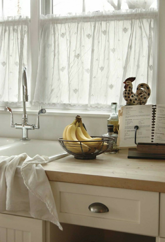 Küche-Waschbecken-Handtuch-Bananen-Rezeptbuch-weiße-Gardinen
