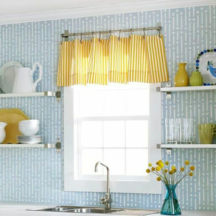 Küche-blaue-Wände-Regale-Geschirr-Porzellan-blaue-Vase-gelbe-Blumen-gelbe-Gardinen-kleines-Fenster-Waschbecken