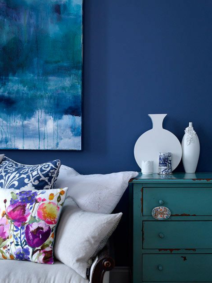 dekoration-im-wohnzimmer-blaue-wandgestaltung
