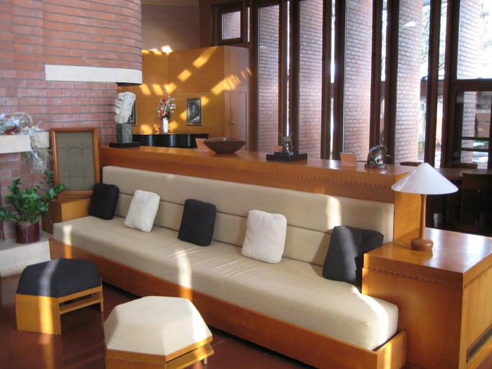 dekoration-im-wohnzimmer-elegante-couch-mit-dekokissen