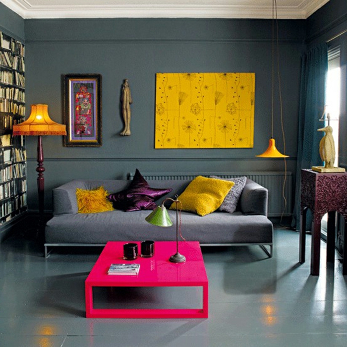 dekoration-im-wohnzimmer-nesstisch-in-zyklamenfarbe