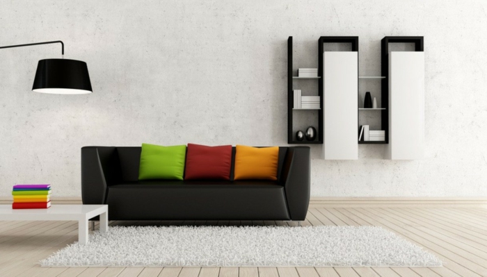 dekoration-im-wohnzimmer-schwarzes-sofa-mit-bunten-dekokissen