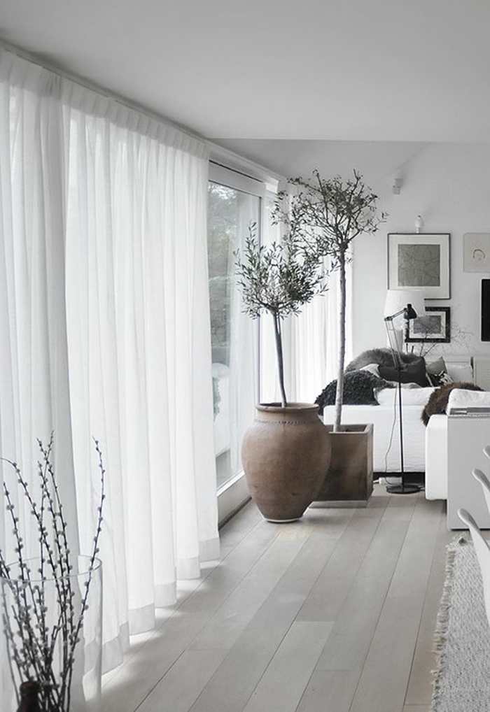 dekoration-im-wohnzimmer-weiße-gardinen