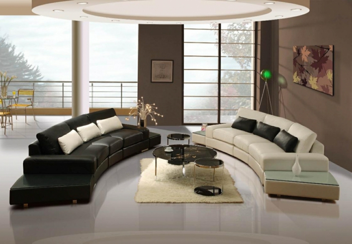 dekoration-im-wohnzimmer-zwei-sofas-in-kontrastierenden-farben