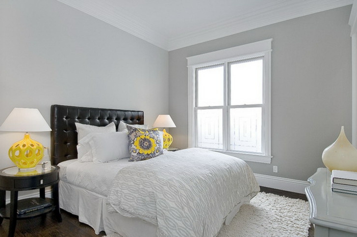 schlafzimmer-in-grau-weiße-bettwäsche