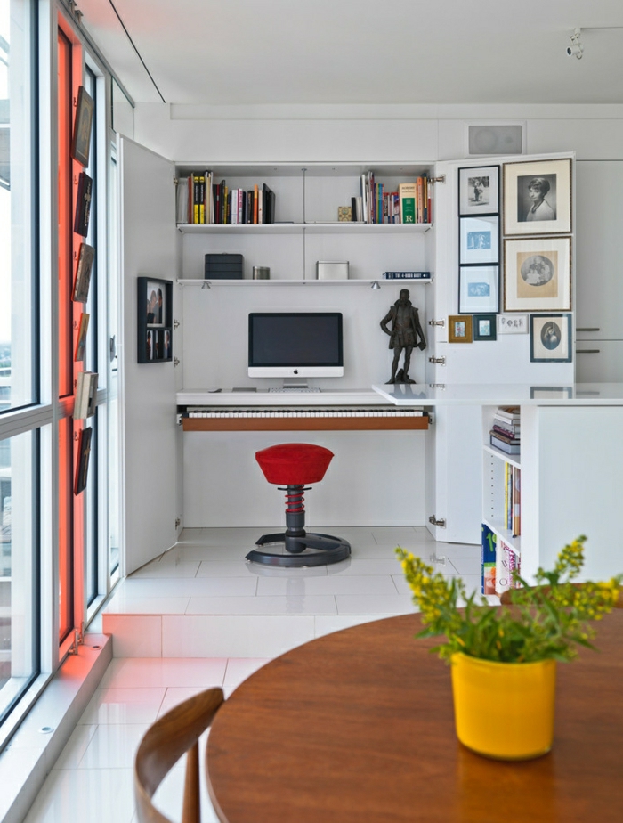 Arbeitsecke-weiß-Schreibtisch-elektronisches-Klavier-roter-Stuhl-kreatives-Design-Mac-Statue-Bücherregale