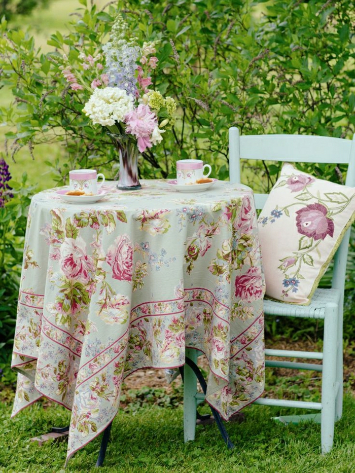 Garten-Tisch-Stuhl-Tischdecke-leinen-shabby-chic-Stil-Teetassen-Porzellan-Kissen-Blumen