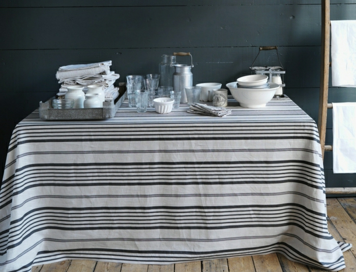 Küche-rustikale-Gestaltung-Leinen-Tischdecke-Streifen-weiß-schwarz-Gläser-Geschirr