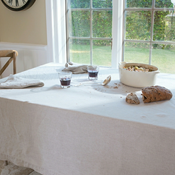 Küche-rustikale-Gestaltung-weiße-Tischdecke-Leinen-Mittagsessen