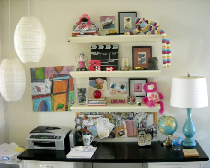 Schreibtisch-Regale-Souvenirs-Telefon-Printer-Lampe-Globus-Papierlampen-Bild