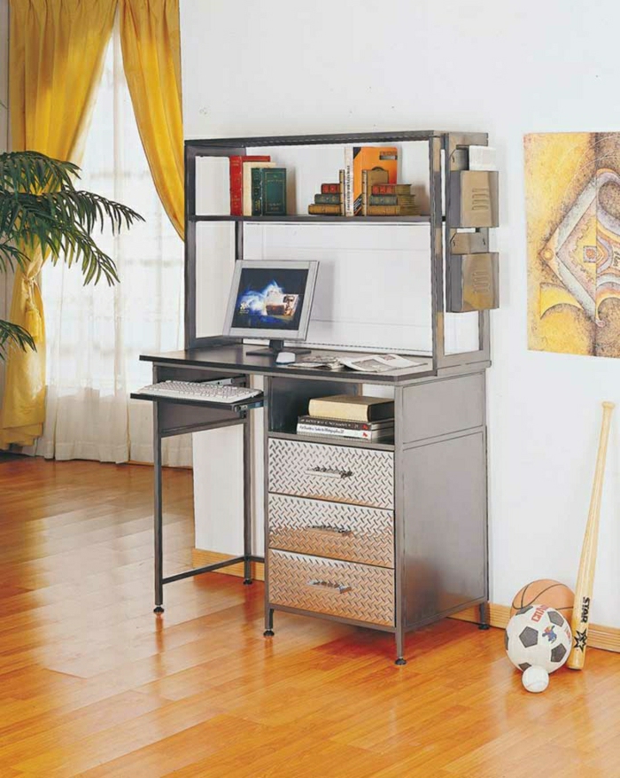 Schreibtisch-mit-Regal-Metall-glänzende-Oberfläche-Schubladen-Bälle-Bild-gelbe-Vorhänge