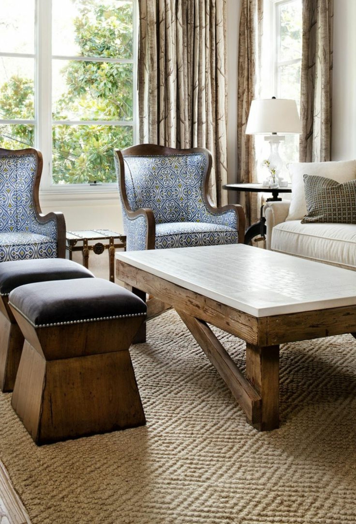 Texas-Wohnung-stilvolles-Wohnzimmer-aristokratische-Sessel-couchtisch-mit-Hocker