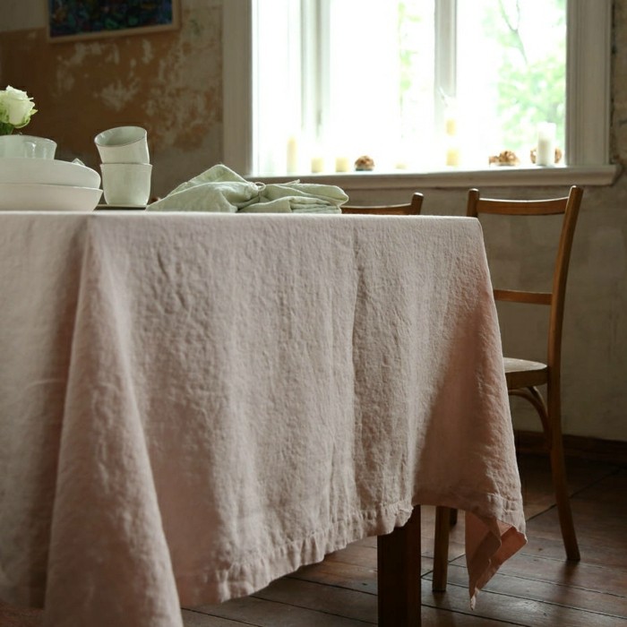 Tischdecke-naturales-Leinen-bleich-rosa-Geschirr-rustikale-Einrichtung