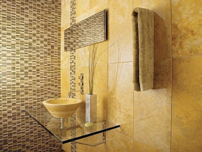 badezimmer-mit-mosaik-goldene-farbschemen