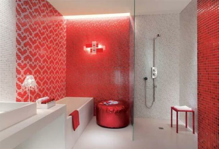badezimmer-mit-mosaik-rote-wand-als-akzent