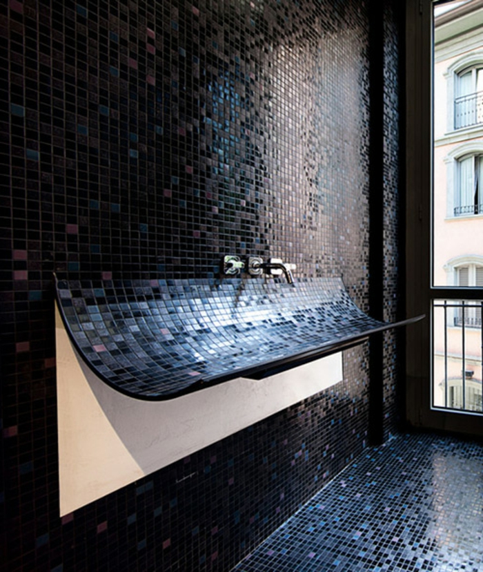 badezimmer-mit-mosaik-schwarze-wand
