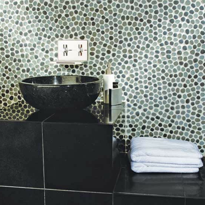 badezimmer-mit-mosaik-sehr-moderne-ausstattung