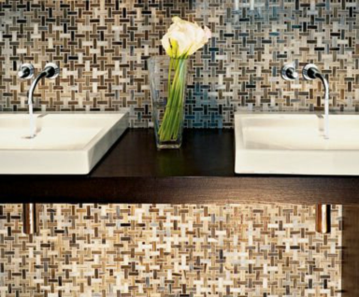 badezimmer-mit-mosaik-zwei-waschbecken