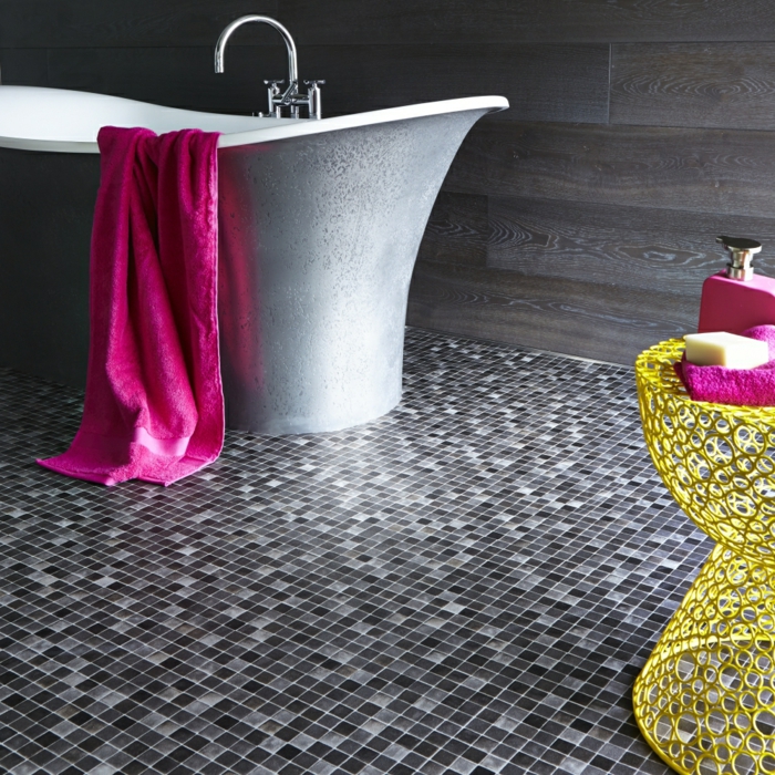 badezimmer-mit-mosaik-zyklamenfarbiges-tuch