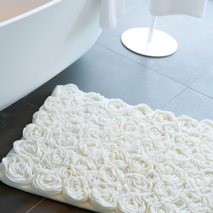 badezimmer- teppich-rosen-weiß