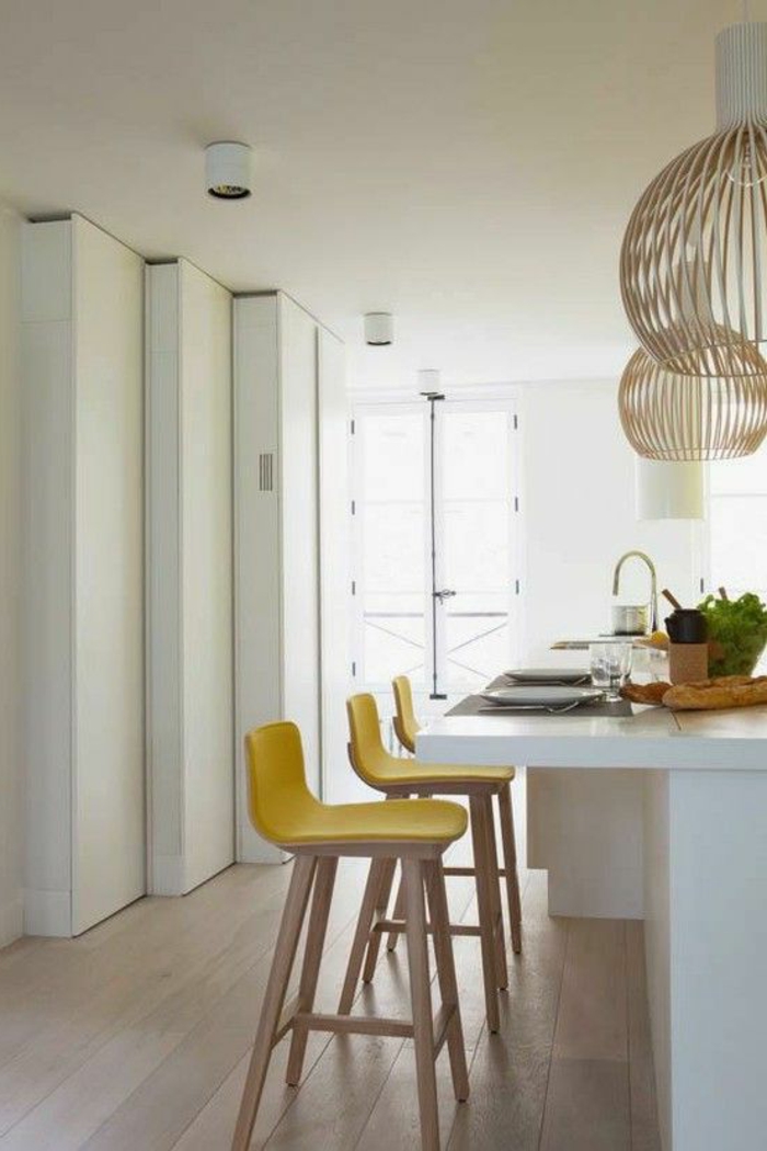 gelber-barstuhl-weiße-Tischplatte-minimalistisches-Interieur