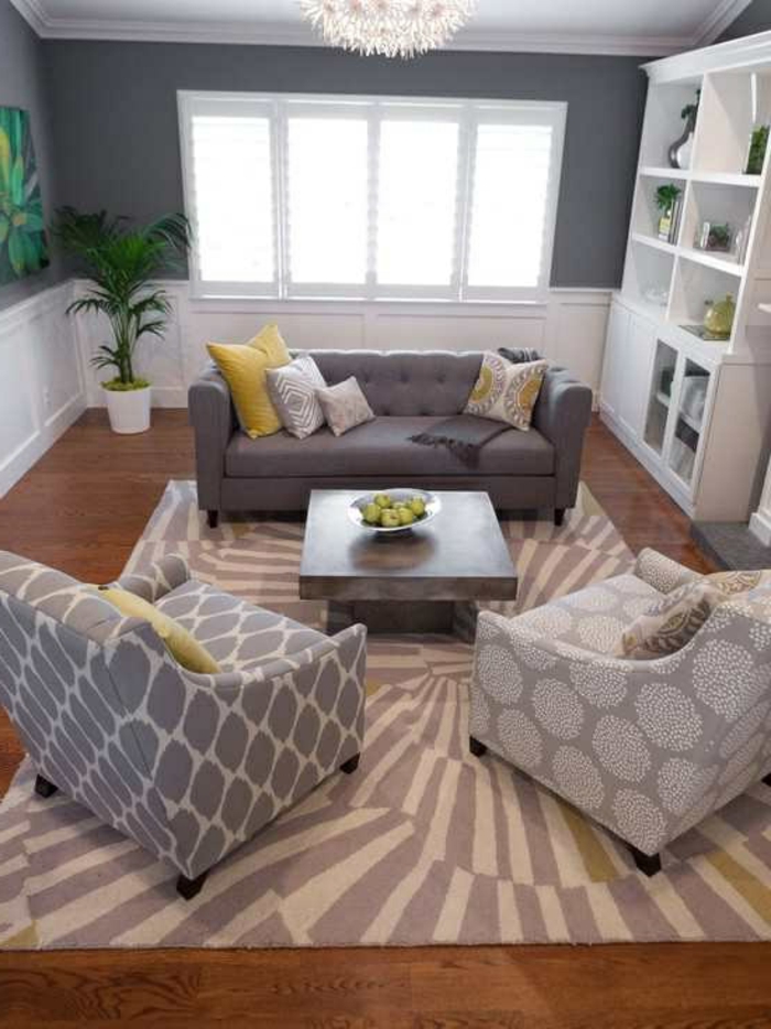graues-Interieur-kleine-Couch-Textil-elegante-Sessel